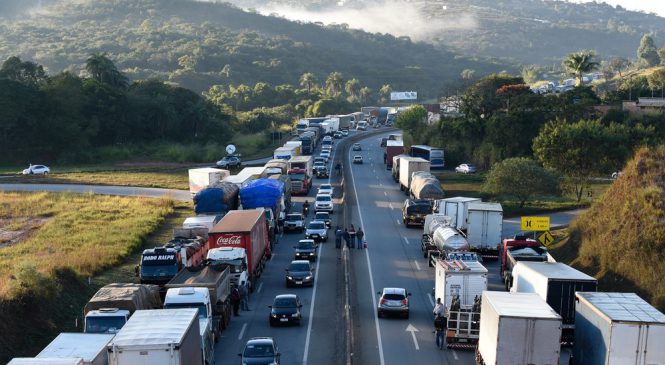 Em nova tentativa de pôr fim à greve de caminhoneiros, Temer anuncia redução de R$ 0,46 no litro do diesel por 60 dias