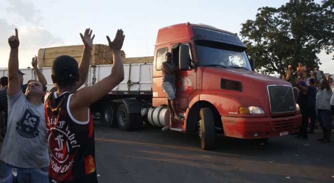 Caminhoneiros dizem que frete baixou muito e temem perder veículos