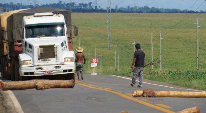 Com arcos e flechas, índios bloqueiam rodovia, cobram pedágio e ameaçam PRF em MT