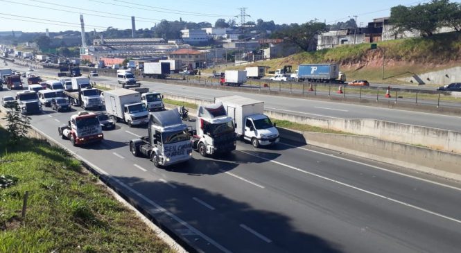 Caminhoneiros protestam contra o aumento do diesel em São Paulo