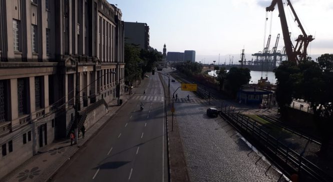 Vias do Porto de Santos, SP, ficam desertas após bloqueios de caminhoneiros