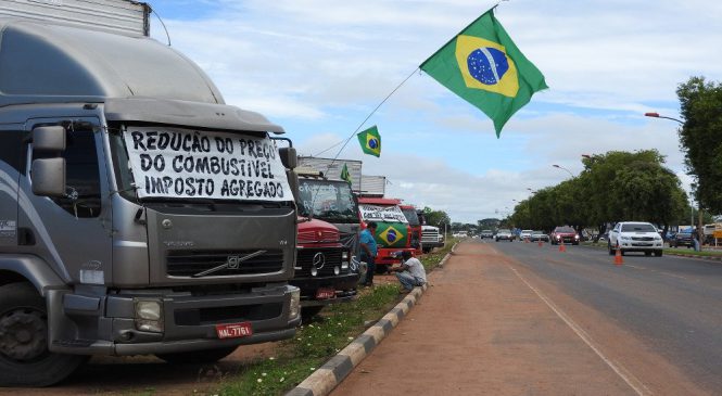 Colaboradora do jornal Chico da Boleia, comenta o acordo entre governo Temer e sindicatos e entidades que representam os caminhoneiros