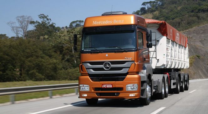 Mercedes-Benz lidera as vendas de caminhões pesados