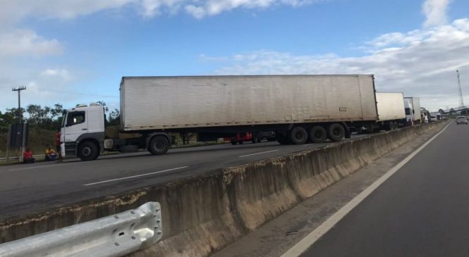 Caminhoneiro fecha guichê de pedágio em protesto contra a cobrança de eixo suspenso