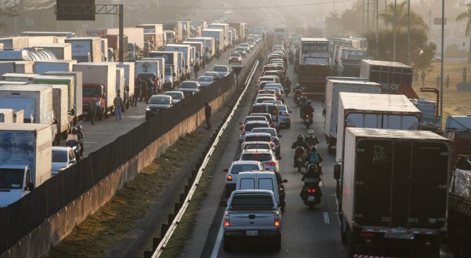 Caminhoneiros ameaçam nova greve se tabela de preços mínimos de frete for alterada