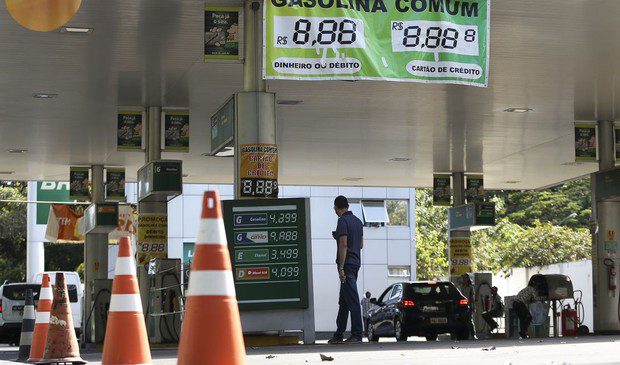 Procons poderão multar postos que não repassarem redução de preços do diesel