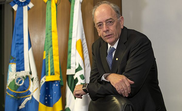 Pedro Parente pede demissão da presidência da Petrobras.