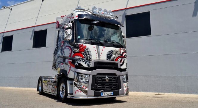 O Renault T Tattoo ilumina as estradas da Europa