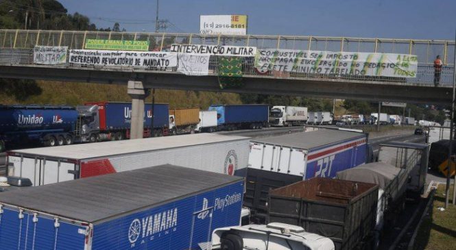 Caminhoneiros fecham acordo com setor de grãos para definir valor do frete