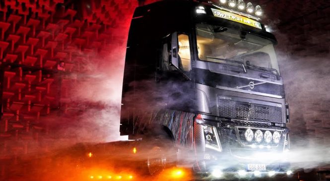 No Dia Mundial do Rock, o Volvo FH ficou ainda mais pesado