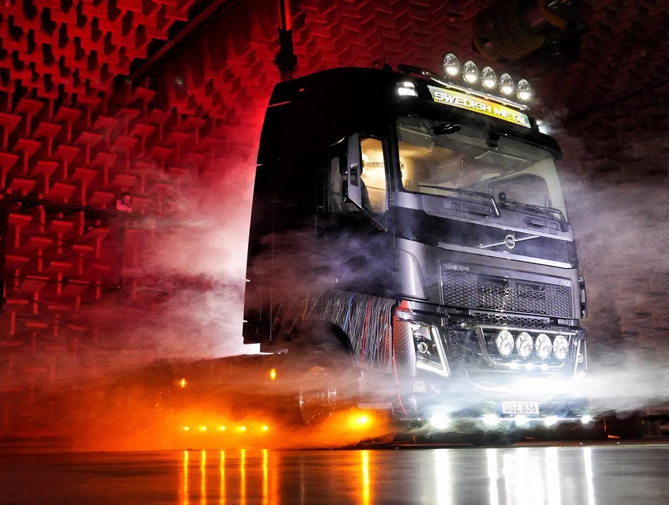 No Dia Mundial do Rock, o Volvo FH ficou ainda mais pesado