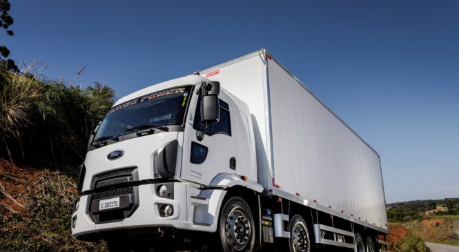 Ford Caminhões lança versão 8×2 da linha Cargo Power