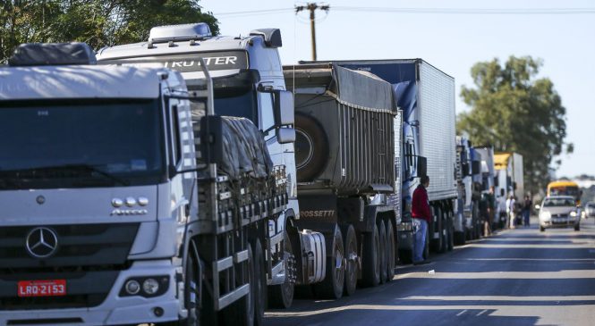 Caminhoneiros falam sobre a convivência entre a categoria e suas experiências durante a greve