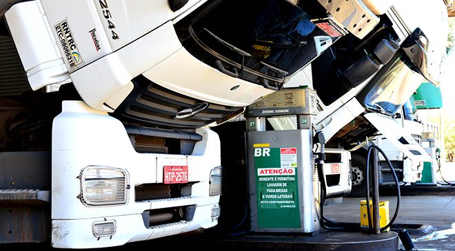 Litro do diesel registra pequena redução e chega a R$ 3,49 na média nacional, segundo levantamento da Ticket Log