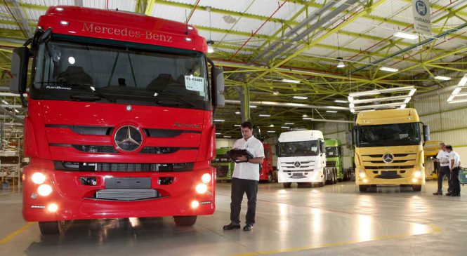 Mercedes-Benz contrata 150 funcionários para fábrica em Minas Gerais