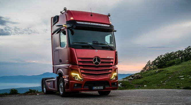 Mercedes-Benz lança caminhão sem retrovisores e que ‘dirige sozinho’