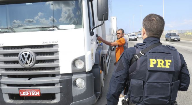 PRF restringirá trânsito de veículos pesados em estradas no feriado