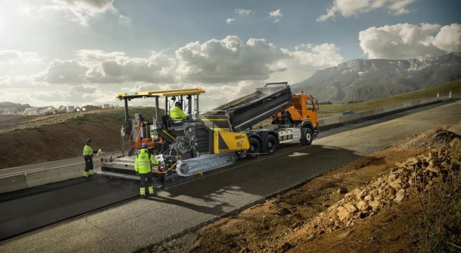 Volvo CE lança vibroacabadora sobre esteiras