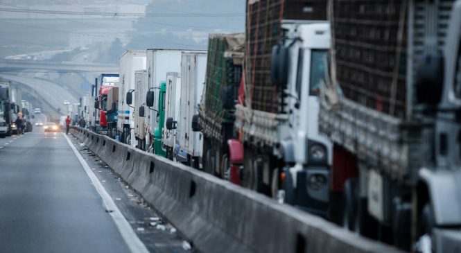 Caminhoneiros de Goiás falam em bloquear estradas para exigir piso mínimo do frete