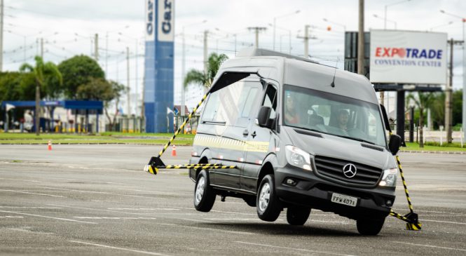 Mercedes-Benz demonstra controle de estabilidade da Sprinter para 180 clientes de Curitiba.