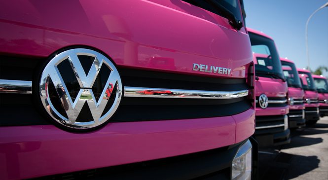 Novo VW Delivery sai de fábrica sob medida com inédita pintura cor-de-rosa