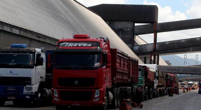 Caminhoneiros acusam transportadoras de não adotarem tabela de frete