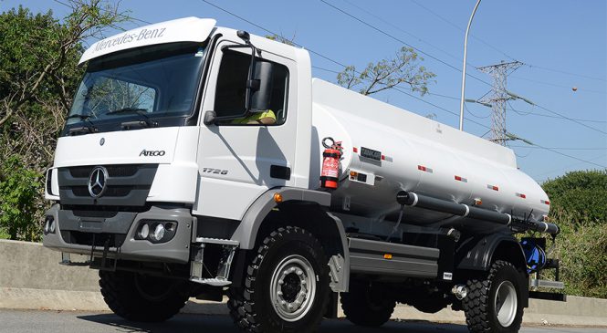 Mercedes-Benz embarca 40 caminhões Atego para Abu Dhabi