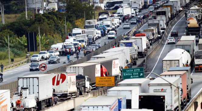 Caminhoneiros já articulam nova greve para pressionar por tabela de frete