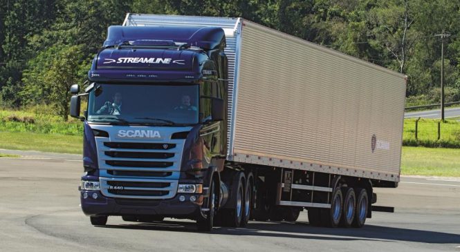 Promoção Serviço Premiado Scania entrega caminhão para Transportadora Pra Frente Brasil