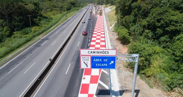 Descida da BR-277, na Serra do Mar, ganha área de escape para caminhões