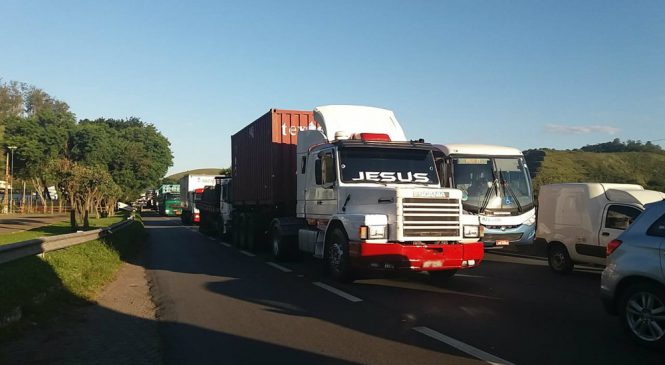 Protesto de caminhoneiros: quatro são detidos e um fica ferido na Dutra, em Barra Mansa