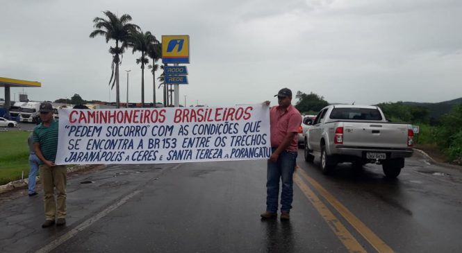 Caminhoneiros interditam trecho da BR-153 durante protesto em Jaraguá