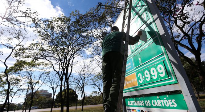 Gasolina ficou mais cara nas refinarias