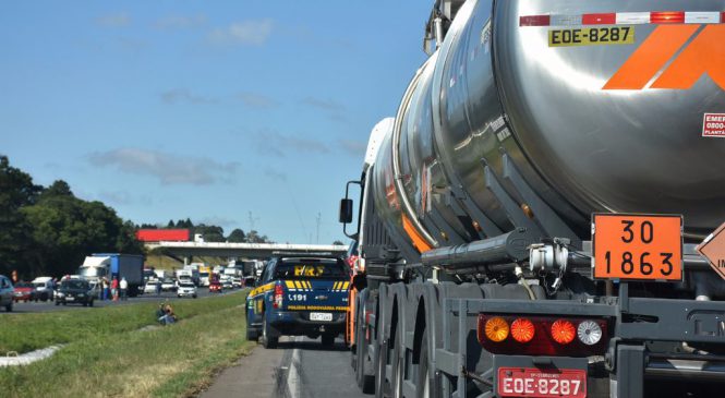 ​O que um motorista que transporta carga perigosa precisa saber?