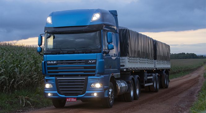 Caminhões DAF são equipados com exclusivos faróis Skylight