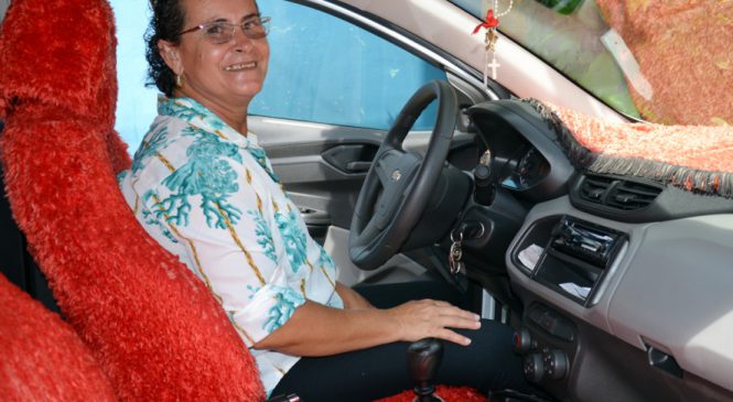 Ex-caminhoneira decora carro para matar saudade da profissão