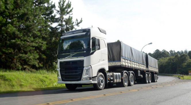 Caminhão Volvo FH recebe prêmio Top of Mind do Transporte.