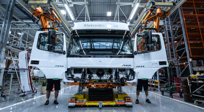 [VÍDEO] Mercedes-Benz inaugura fábrica de cabines 4.0