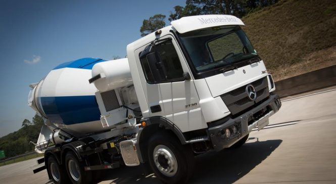 Mercedes-Benz expõe caminhões em feira de obras.