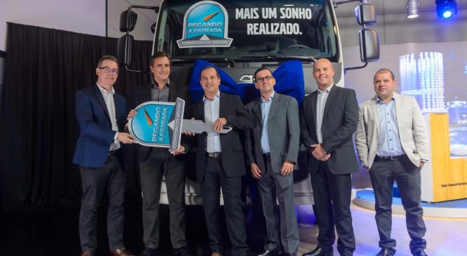 Consórcio Volvo entrega caminhão para vencedor da promoção Pegando a Estrada.