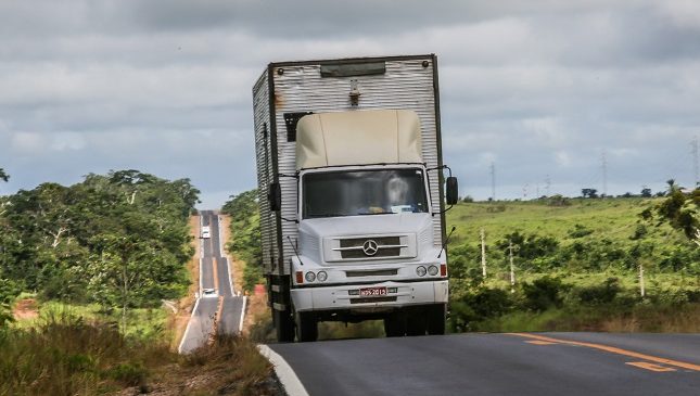 ANTT fiscaliza cerca de 4 mil caminhões no RJ.