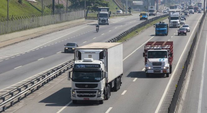 Após pressão de caminhoneiros, tabela do frete é reajustada em 4,13%