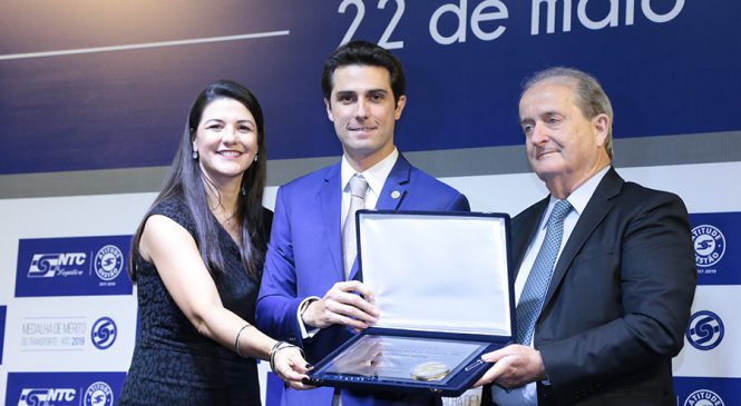 Tayguara Helou recebe Medalha de Mérito do Transporte