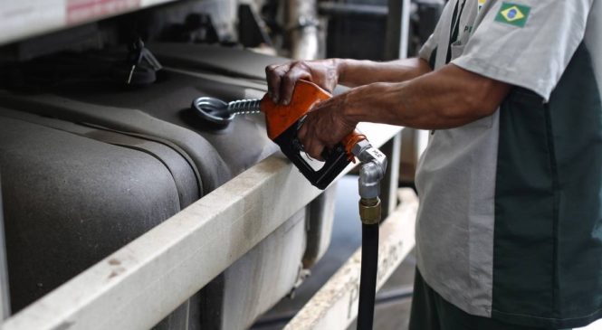 Preço do diesel registra queda na semana, aponta ANP