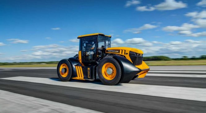 JCB e WILLIAMS F1 criam o trator mais rápido do mundo