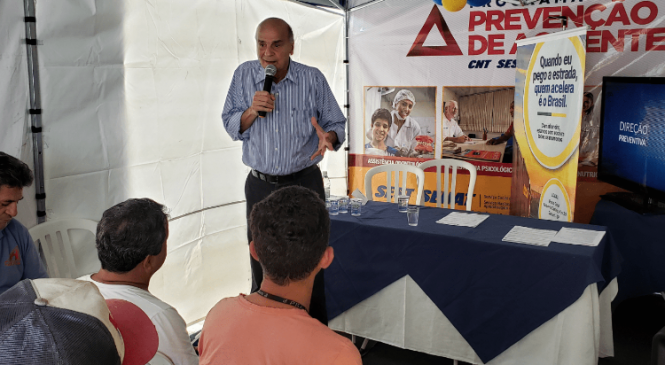 Drauzio Varella dá orientações de saúde para caminhoneiros em ação do SEST SENAT