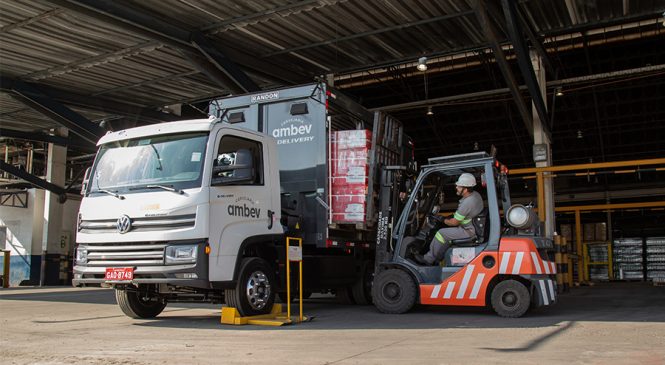 Volkswagen celebra um ano de parceria com Cervejaria Ambev para viabilidade da distribuição elétrica