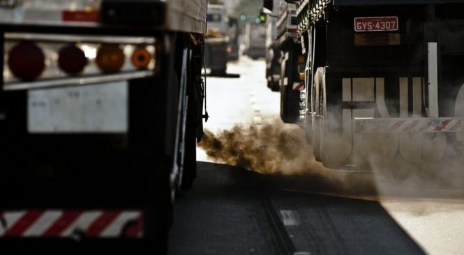 Cetesb fiscaliza veículos a diesel para verificar emissão de fumaça