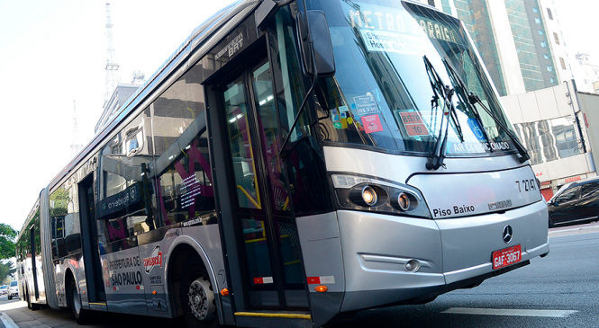 Mercedes-Benz destaca vantagens do Biodiesel HVO para frotas de ônibus