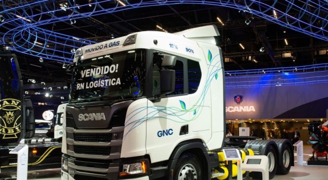 Scania vende primeiro caminhão a gás na Fenatran